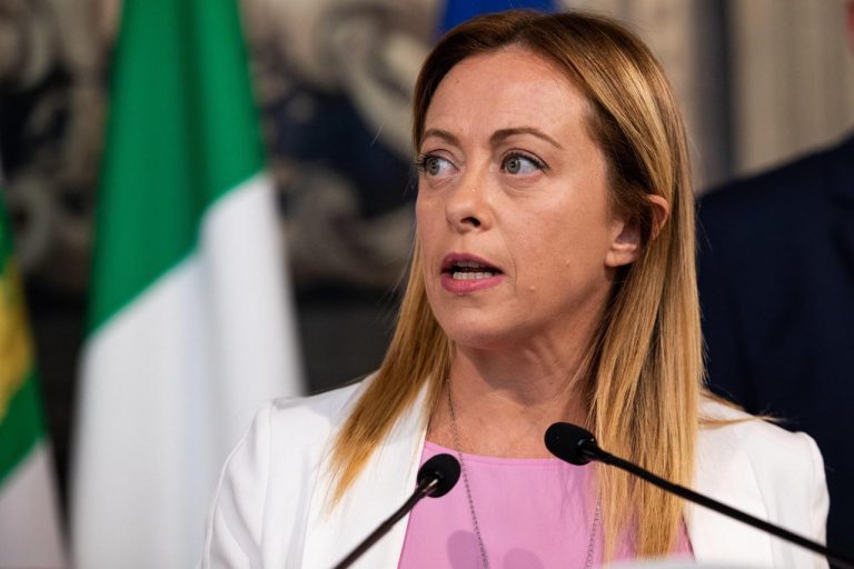 Meloni: “Un poltronificio, io non oserei guardare in faccia i parenti”
