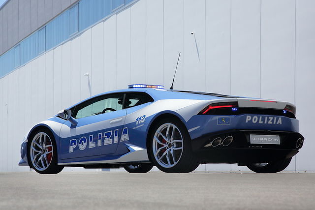In Lamborghini per trasportare un rene, così la polizia salva una vita: “Non servono superpoteri”